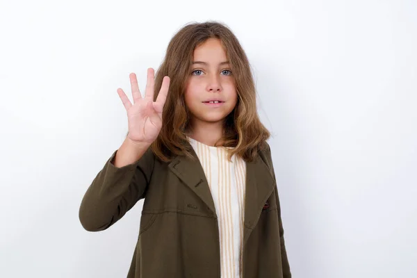 白い背景に5本の指を示す若い美しい白人少女 — ストック写真