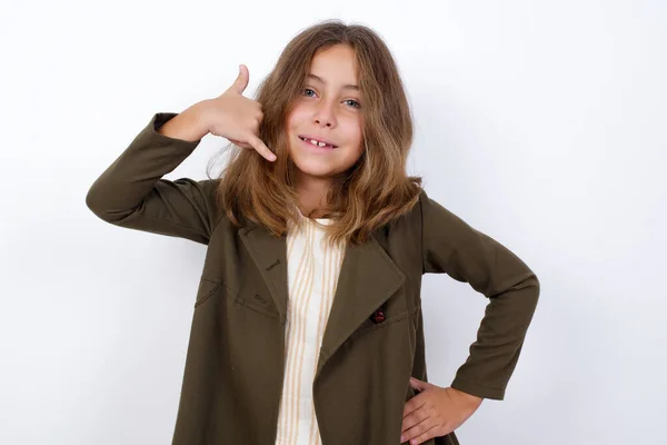 Jovem Linda Menina Caucasiana Com Chamar Gesto Fundo Branco — Fotografia de Stock