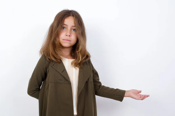 Joven Hermosa Niña Caucásica Mostrando Mano Sobre Fondo Blanco — Foto de Stock