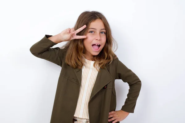 Jong Mooi Blank Klein Meisje Gebaren Witte Achtergrond — Stockfoto