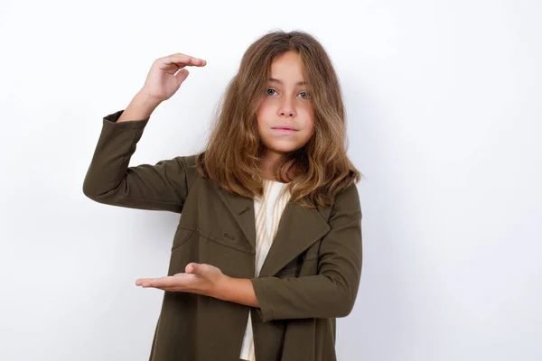 Jong Mooi Blank Klein Meisje Tonen Iets Witte Achtergrond — Stockfoto