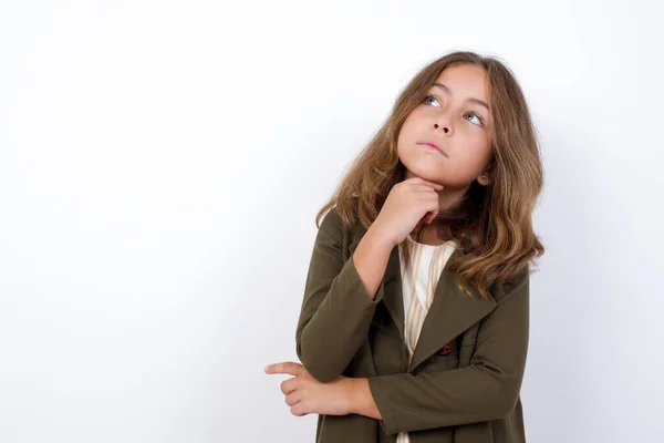 Espressioni Facciali Emozioni Ragazza Carina Riflessiva Cappotto Verde Che Tiene — Foto Stock