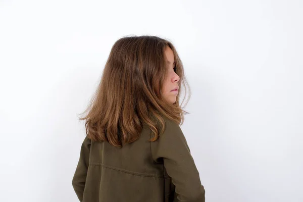 Vue Arrière Une Fille Aux Longs Cheveux Ondulés Brillants Dressés — Photo