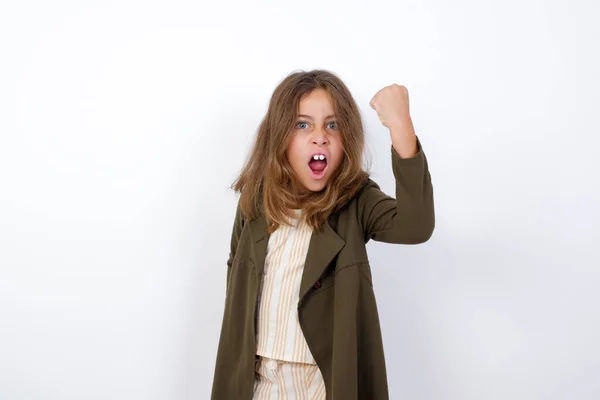 Fierce Fiduciosa Bambina Abiti Casual Piedi Sfondo Bianco Tenendo Pugno — Foto Stock