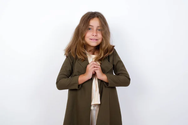 Mensen Toewijding Belofte Concept Happy Little Girl Staande Tegen Witte — Stockfoto