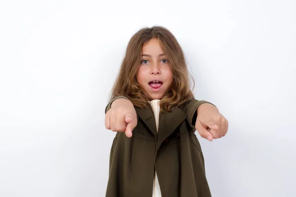 Close Portret Van Verrassend Mooi Jong Meisje Casual Kleding Wijzen — Stockfoto