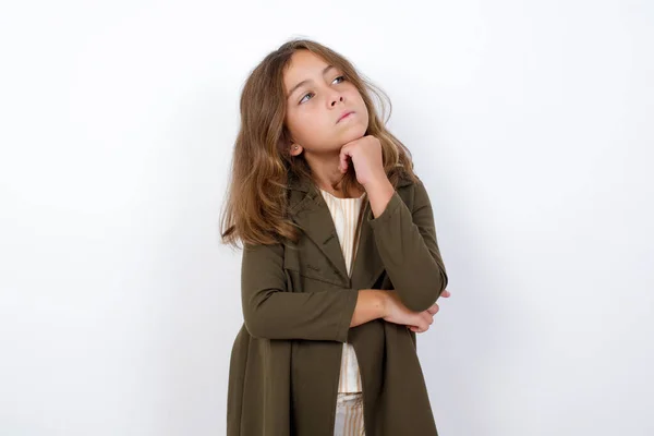 Geïsoleerd Portret Van Stijlvol Blank Meisje Casual Kleding Staande Tegen — Stockfoto