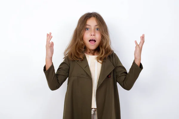 Alegre Emocionado Suerte Caucásica Niña Casual Ropa Pie Sobre Blanco — Foto de Stock