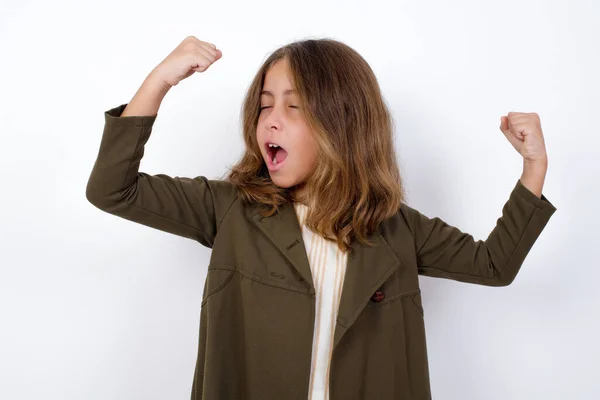 Soy Ganador Retrato Encantadora Niña Encantada Emocionada Pie Contra Fondo — Foto de Stock