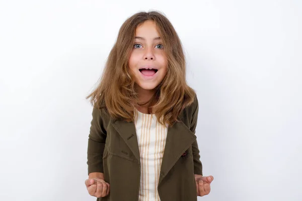 Close Retrato Elegante Menina Moderna Contra Fundo Branco Com Onda — Fotografia de Stock