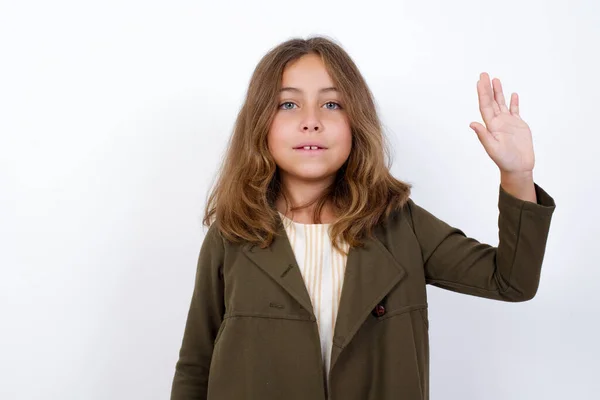 Retrato Alegre Extrovertida Niña Aspecto Amigable Pie Sobre Fondo Blanco — Foto de Stock