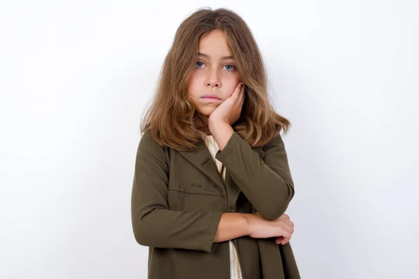 Gloomy Jong Verdrietig Blond Klein Meisje Staan Tegen Witte Achtergrond — Stockfoto