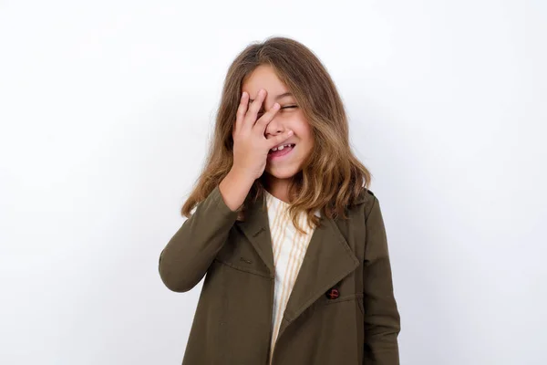 Charismatische Zorgeloos Vreugdevol Vriendelijk Ogend Klein Meisje Staande Tegen Witte — Stockfoto