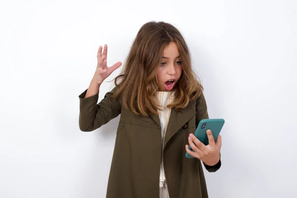 Petite Fille Excitée Portant Manteau Vert Montrant Écran Blanc Smartphone — Photo