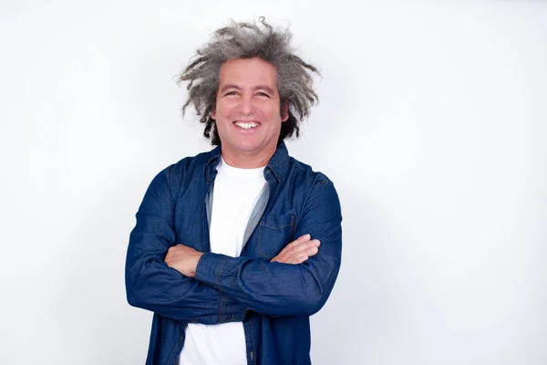 Retrato Hombre Caucásico Guapo Con Los Brazos Cruzados Sonriendo Mirando — Foto de Stock