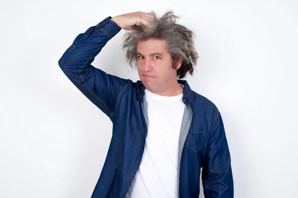 Hombre Guapo Con Cabello Afro Gris Pie Sobre Fondo Blanco —  Fotos de Stock