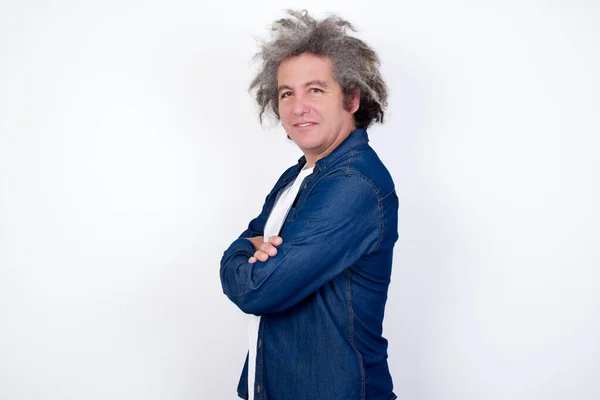 Hombre Guapo Con Pelo Afro Gris Pie Sobre Fondo Blanco — Foto de Stock