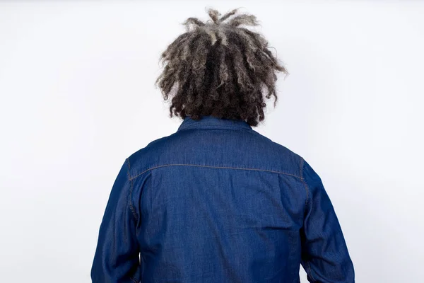 Die Rückansicht Eines Gutaussehenden Mannes Mit Afrograuen Haaren Der Lässig — Stockfoto