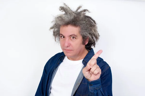 Homem Caucasiano Sério Com Cabelo Grisalho Afro Levantando Dedo Dizendo — Fotografia de Stock