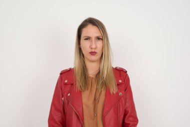 Oval yüzlü öfkeli genç bir kadının portresi, kaşlarını çatarak bir şeyden hoşnutsuzluk duyuyor..