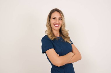 Stüdyoda mavi elbiseli, güzel, beyaz, sarışın kadın poz veriyor. 