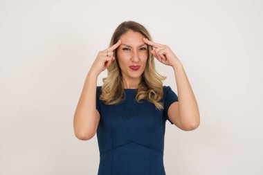 Stüdyoda başı ağrıyan mavi elbiseler giyen güzel beyaz bir kadın..