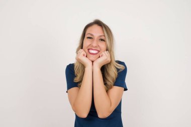 Mavi elbise giyen güzel beyaz tenli sarışın kadın mutlu. Beyaz arka planda duruyor. Reklam kavramı. 