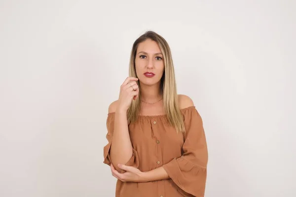 Retrato Isolado Mulher Caucasiana Elegante Com Mão Perto Rosto Olhando — Fotografia de Stock