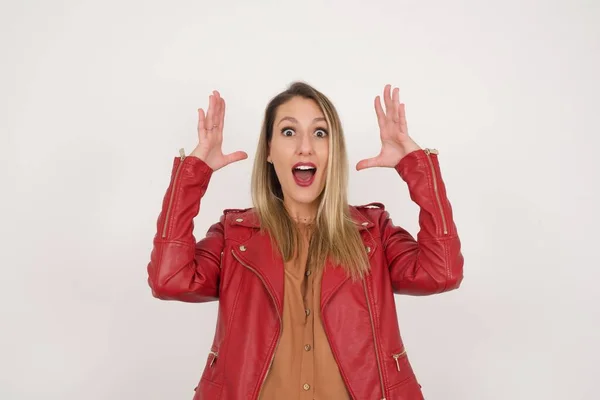 Retrato Hermosa Morena Femenina Mira Con Emoción Cámara Mantiene Las —  Fotos de Stock