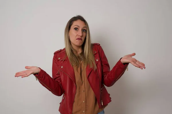 Puzzled Clueless Young Woman Arms Out Shrugging Her Shoulders Saying — Stock Photo, Image