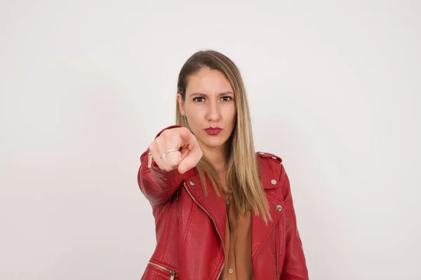 Indoor Shot Van Vrolijke Jonge Vrouw Casual Kleding Geeft Gelukkig — Stockfoto