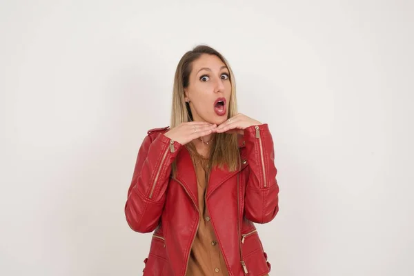 Pretty Surprised Lady White Pants Fooling Studio Jumping Adorable Girl — Stock Photo, Image