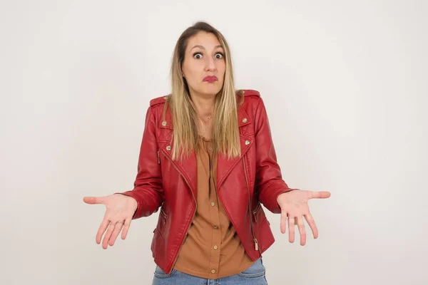 Puzzled Clueless Young Woman Arms Out Shrugging Her Shoulders Saying — Stock Photo, Image