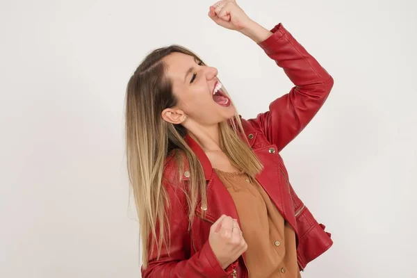 Ελκυστική Νεαρή Καυκάσιος Ξανθιά Γυναίκα Γιορτάζει Μια Νίκη Punching Στον — Φωτογραφία Αρχείου