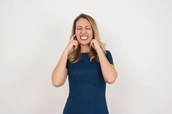 Mulher Loira Branca Bonita Vestindo Vestido Azul Mostrando Dentes Contra — Fotografia de Stock