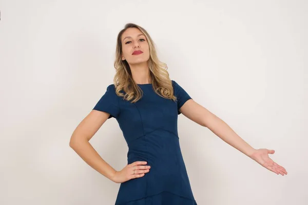 Bella Donna Bionda Caucasica Che Indossa Vestito Blu Che Mostra — Foto Stock