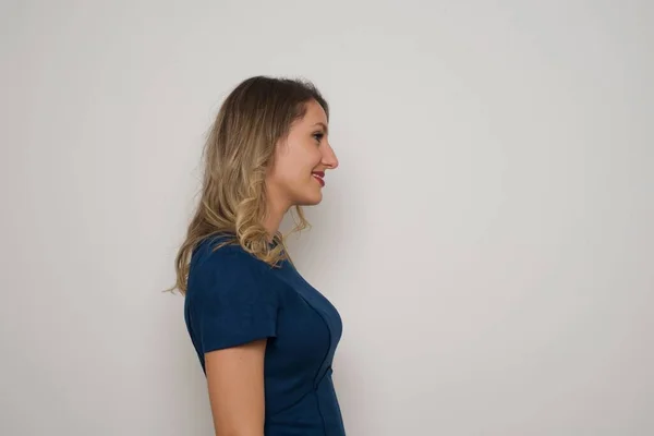 Schöne Kaukasische Lächelnde Frau Seitenansicht Steht Vor Grauem Hintergrund Werbekonzept — Stockfoto