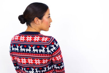 Arap kadının Noel süveteri giydiği Stüdyo Çekimi 'nin arka görüntüsü.. 