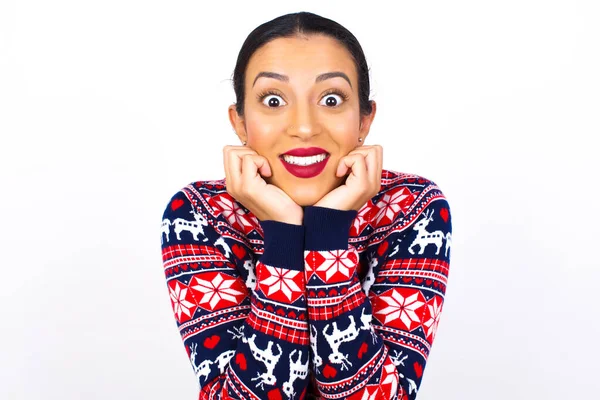 Mujer Hermosa Joven Soñadora Que Usa Suéter Navidad Contra Pared —  Fotos de Stock