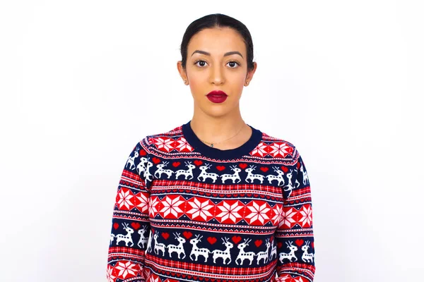 Jovem Alegre Bela Jovem Mulher Vestindo Suéter Usando Camisola Natal — Fotografia de Stock