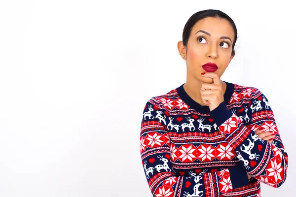 Portret Van Een Attente Jonge Mooie Vrouw Die Een Kersttrui — Stockfoto