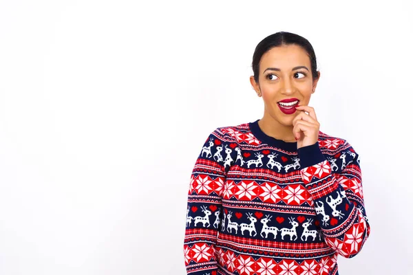 Joven Hermosa Mujer Con Suéter Navidad Contra Pared Blanca Con — Foto de Stock