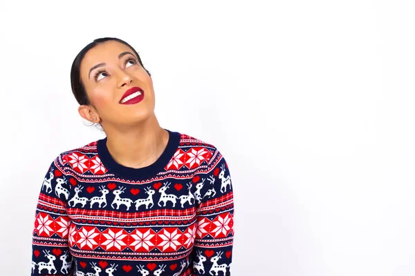 Retrato Misteriosa Jovem Mulher Bonita Vestindo Camisola Natal Contra Parede — Fotografia de Stock