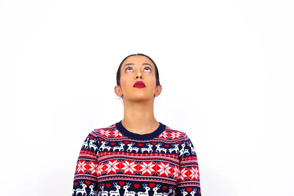 Mujer Hermosa Joven Vistiendo Suéter Navidad Contra Pared Blanca Mirando — Foto de Stock