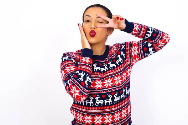 Młoda Piękna Kobieta Ubrana Świąteczny Sweter Pod Białą Ścianą Robiąca — Zdjęcie stockowe
