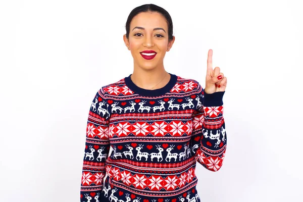 Młoda Piękna Kobieta Nosi Świąteczny Sweter Pod Białą Ścianą Pokazując — Zdjęcie stockowe