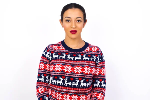 Junge Schöne Frau Trägt Weihnachtspullover Vor Weißer Wand Und Blickt — Stockfoto