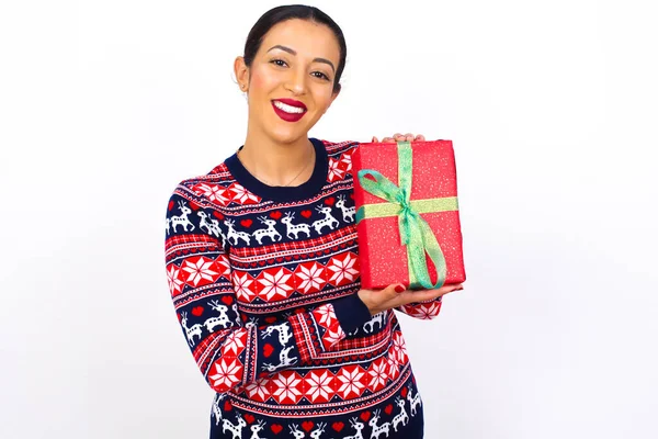 Joven Hermosa Mujer Usando Suéter Navidad Contra Pared Blanca Sosteniendo —  Fotos de Stock