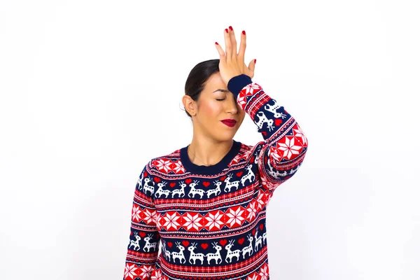 Mujer Árabe Frustrada Vistiendo Jersey Navidad Cogida Mano Frente Deprimida —  Fotos de Stock