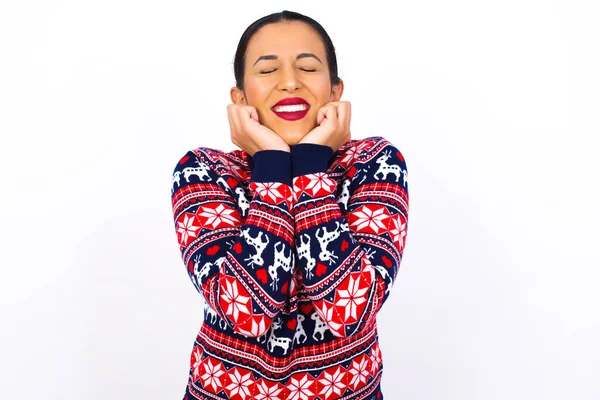 Ritratto Donna Araba Che Indossa Maglione Natale Travolta Esprimendo Eccitazione — Foto Stock
